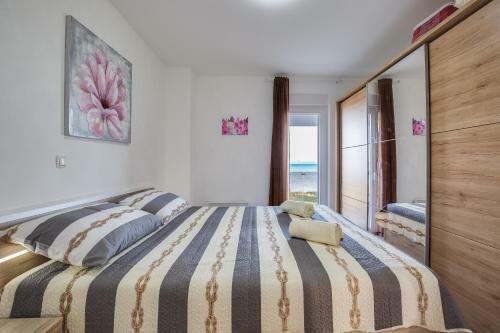 Beachfront 2 Bedroom Villa With Jacuzzy And Private Parking - Sgb2