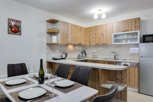 Beachfront 2 Bedroom Villa With Jacuzzy And Private Parking - Sgb2
