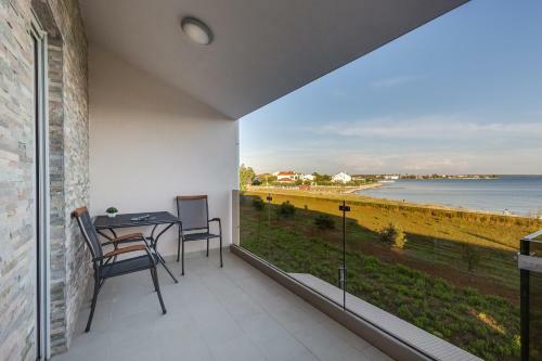 Beachfront 2 Bedroom Villa With Jacuzzy And Private Parking - Sgb2