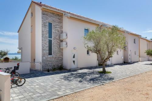Beachfront 2 Bedroom Villa With Jacuzzy And Private Parking - Sgb2