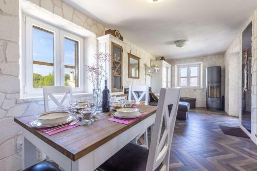 Pucisca Villa Sleeps 2 With Pool Air Con And Wifi