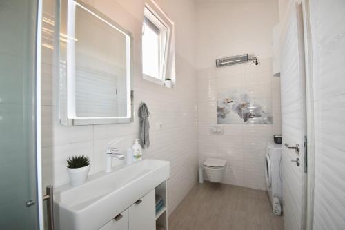 Bright And Spacious Apartment With Grill ***