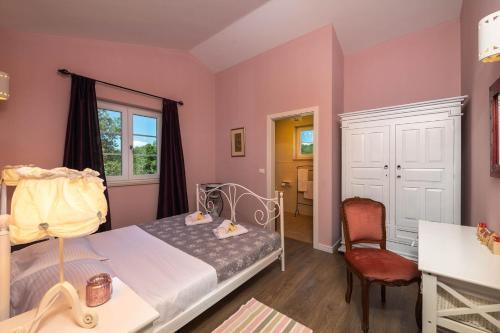 Spacious Holiday House - Pool / Jacuzzi / Sauna / Playground / 8+2