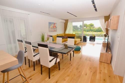 Family Villa With Pool And Garden