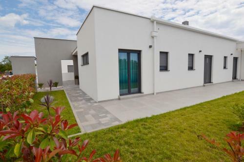 Family Villa With Pool And Garden