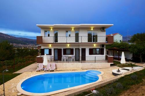 Split Villa Sleeps 8 Pool Air Con Wifi