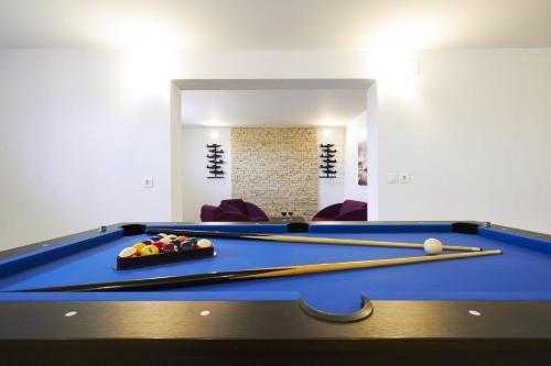 Split Villa Sleeps 8 Pool Air Con Wifi
