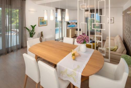 Splitska Villa Sleeps 8 Pool Air Con Wifi
