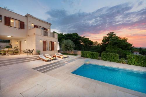 Splitska Villa Sleeps 8 Pool Air Con Wifi