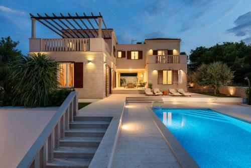 Splitska Villa Sleeps 8 Pool Air Con Wifi