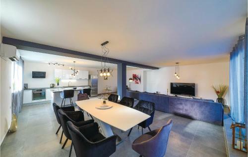 Four-bedroom Holiday Home In Seget Donji