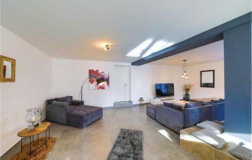 Four-bedroom Holiday Home In Seget Donji