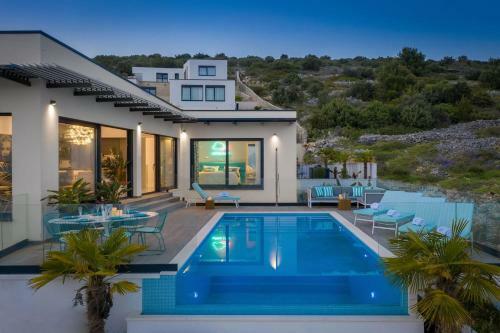 Luxury Villa Riva With Infinity Pool
