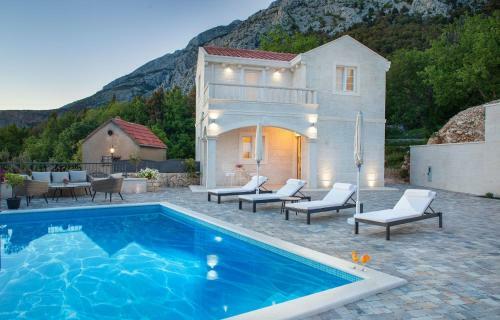 Villa Roko A Luxury Villa In Tucepi, Heated Pool