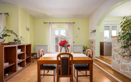 Iva House With Apartment