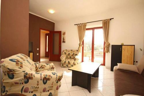 Holiday House With Spacious Garden And Pool