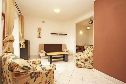 Holiday House With Spacious Garden And Pool