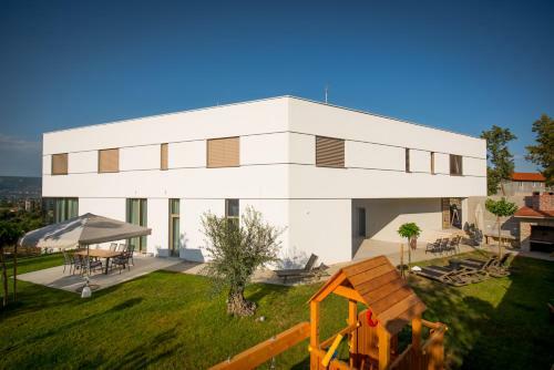 Zmijavci Holiday Home Villa Red 10+2