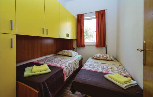 Two-bedroom Holiday Home In Brodarica
