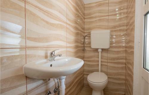 Three-bedroom Holiday Home In Vinjani Donji