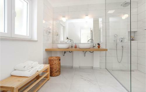 Seven-bedroom Holiday Home In Zaboric