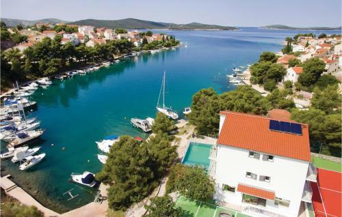 Seven-bedroom Holiday Home In Zaboric
