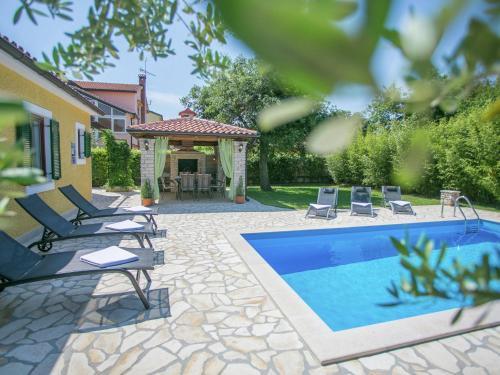 Luxurious Villa In Kadumi With Swimming Pool