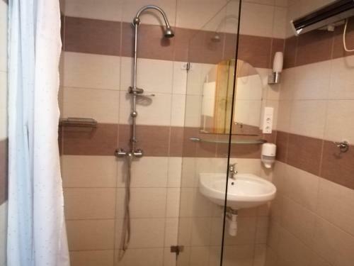 Attila Vend�gh�z Ap 12 Person