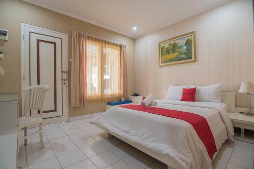 Hotel Reddoorz Near Setrasari Mall 2