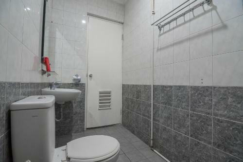 Hotel Reddoorz Near Setrasari Mall 2