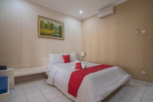 Hotel Reddoorz Near Setrasari Mall 2
