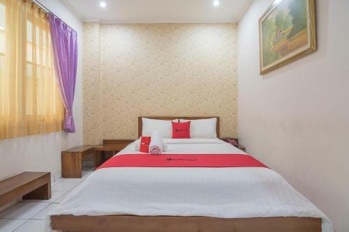 Hotel Reddoorz Near Setrasari Mall 2
