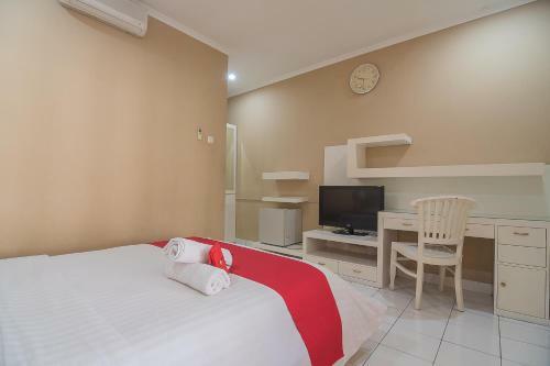 Hotel Reddoorz Near Setrasari Mall 2