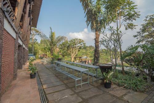 Hotel Reddoorz Resort @ Lembang 2