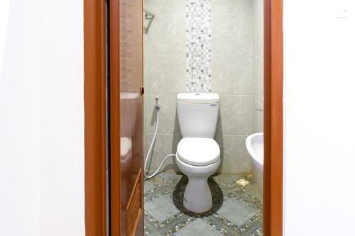 Hostal Reddoorz Near Setrasari Mall 4