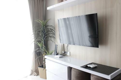 Modern & Stylish 2br At Gateway Pasteur Apartment By Travelio