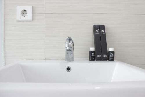 Homey 3br Apartment At Gateway Pasteur Near Exit Toll By Travelio