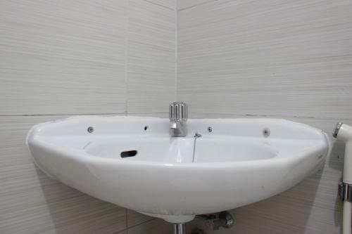 Artistic 1br Apartment At Gateway Pasteur Near Exit Toll Pasteur By Travelio
