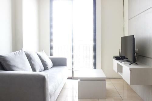 Comfy 2br At Tamansari Panoramic Apartment By Travelio