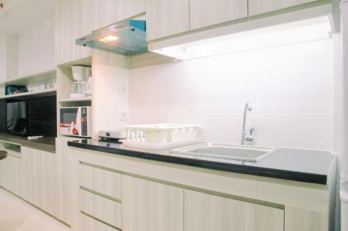 Spacious Studio Apartment @ Azalea Suites By Travelio