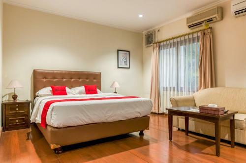 Hostal Reddoorz Plus Near Dharmawangsa Square