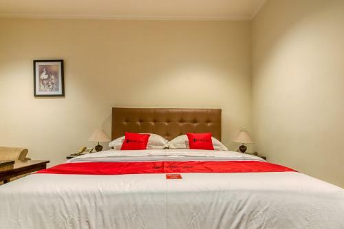 Hostal Reddoorz Plus Near Dharmawangsa Square