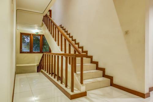 Hostal Reddoorz Plus Near Dharmawangsa Square