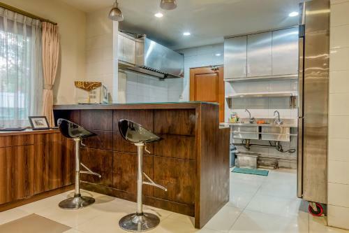 Hostal Reddoorz Plus Near Dharmawangsa Square