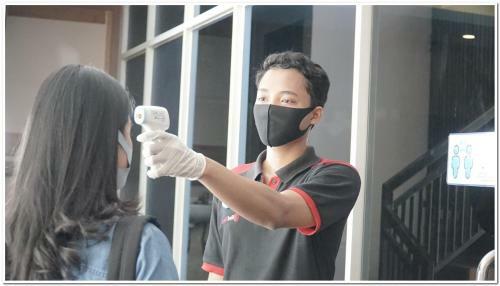 Hostal Reddoorz Plus Near Dharmawangsa Square