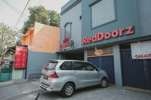 Hostal Reddoorz Near Rsud Koja