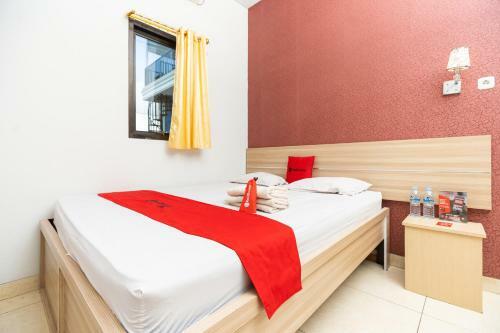 Hostal Reddoorz Plus @ Jalan Pumorow Manado