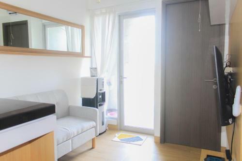Comfortable 2br At Emerald Bintaro Apartment By Travelio