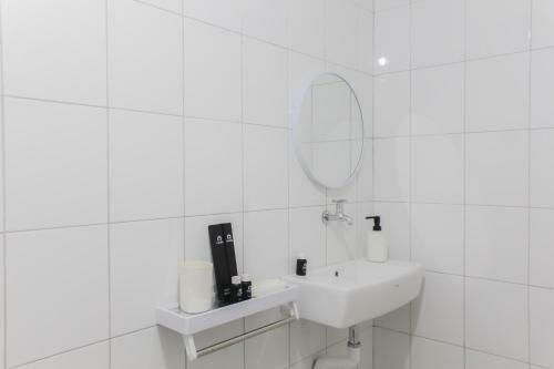 Comfortable 2br At Emerald Bintaro Apartment By Travelio