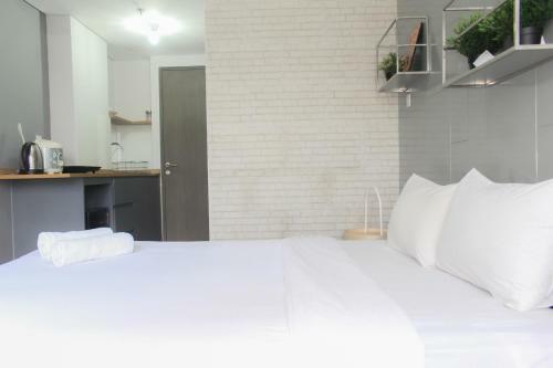 Artistic Studio At Emerald Bintaro Apartment By Travelio